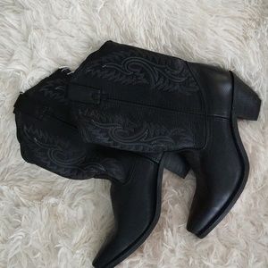 Black cowboy boots size 8 1/2 medium